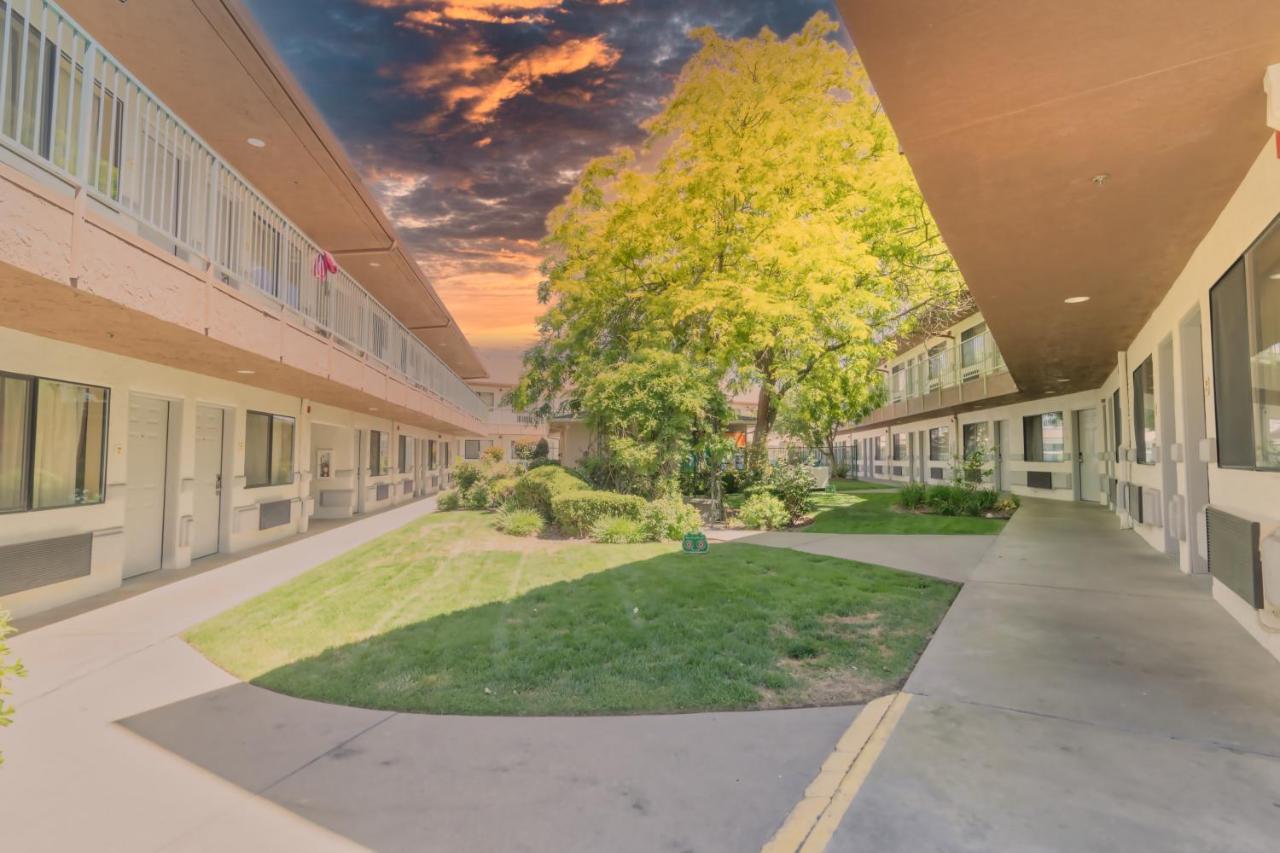 The At Yosemite Hotel Oakhurst