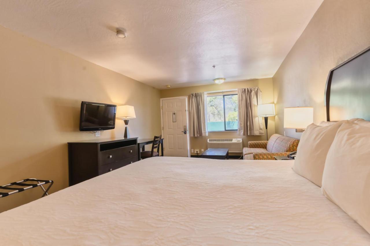The At Yosemite Hotel 2*