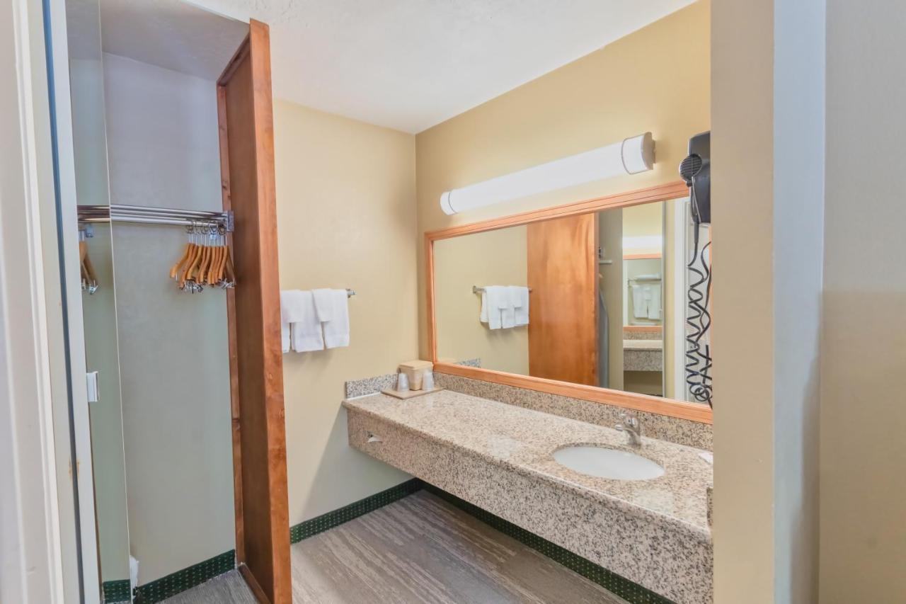 The At Yosemite Hotel Oakhurst